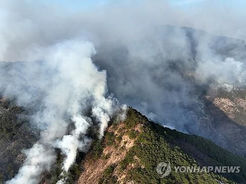 연기 피어오르는 주왕산