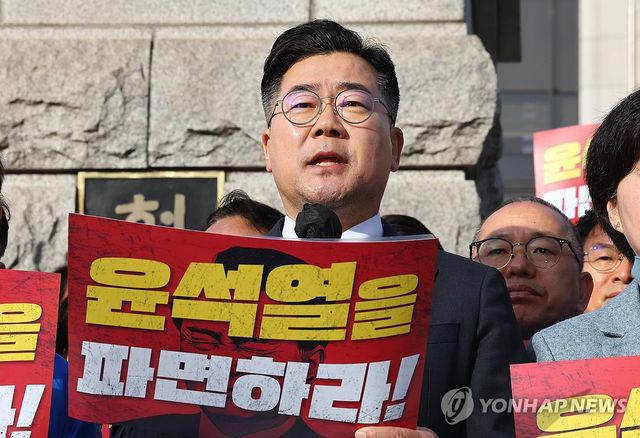 헌재 앞에서 윤 대통령 신속파면 촉구하는 박찬대 원내대표
