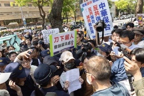 대만 내정부를 항의 방문한 중국 여성 류전야(하얀 모자)