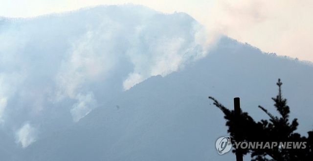산청 산불 엿새째…지리산국립공원으로 확산하는 연기