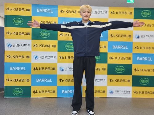 두 팔을 벌려 보인 김영범.