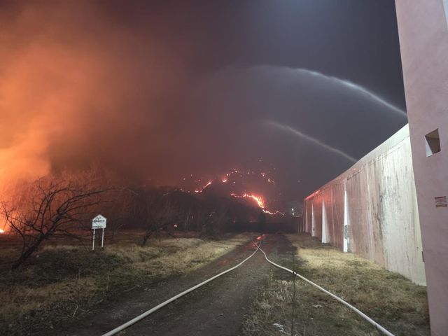 교도관들이 경북북부제2교도소 인근에서 산불을 진화하는 모습