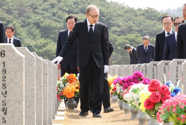 국립대전현충원 찾은 이명박 전 대통령