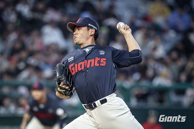 6이닝 2실점으로 호투하고 패전 투수가 된 롯데 김진욱