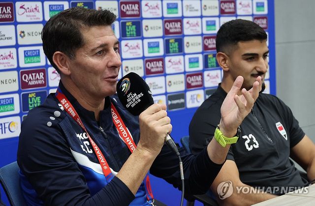 답변하는 이라크 감독