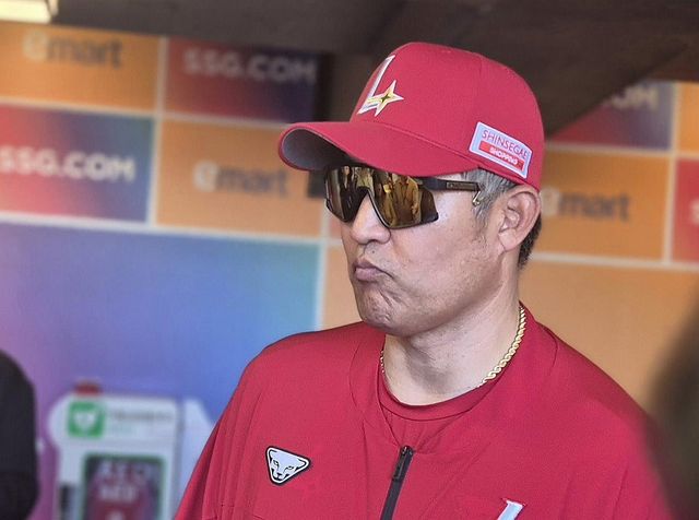 인터뷰하는 이숭용 감독