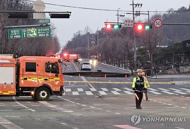서울 강동구 명일동에 대형 싱크홀 발생
