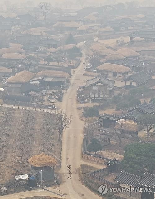 회색 연기로 가득한 하회마을