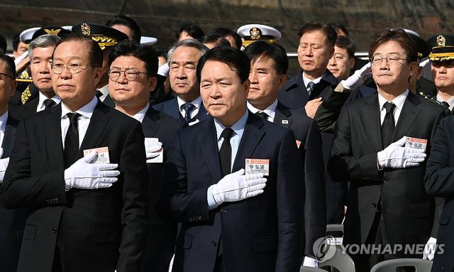 국기에 경례하는 권영세 비상대책위원장