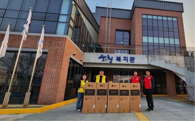 LG전자 설치기사들이 산불 피해 이재민 대피소를 찾아 공기청정기를 전달하는 모습