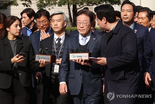 법원 나서는 이재명 대표