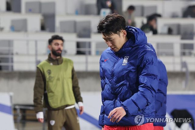 고개 떨군 손흥민