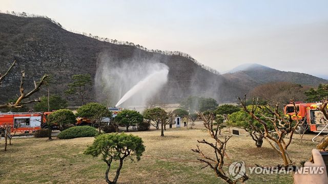 연기 보이자 다시 긴장하는 병산서원