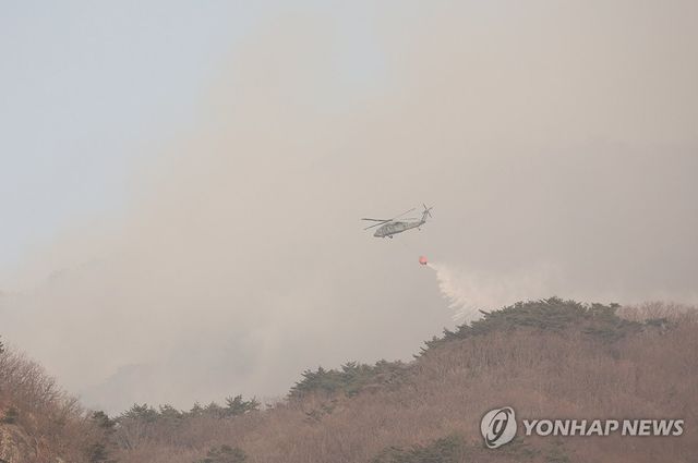 울주군 산불 나흘째…물 뿌리는 헬기