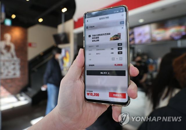 작년 카드결제액의 52%, 모바일 등으로…실물카드 결제는 줄어