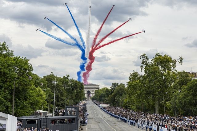 프랑스 공군 곡예비행팀의 파리 샹젤리제 거리 비행 모습. 