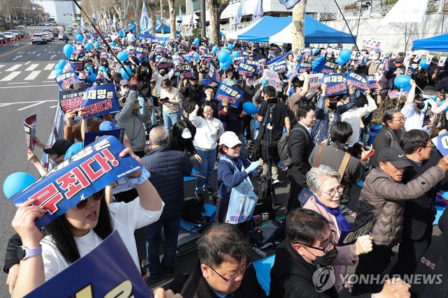 기뻐하는 이재명 대표 지지자들