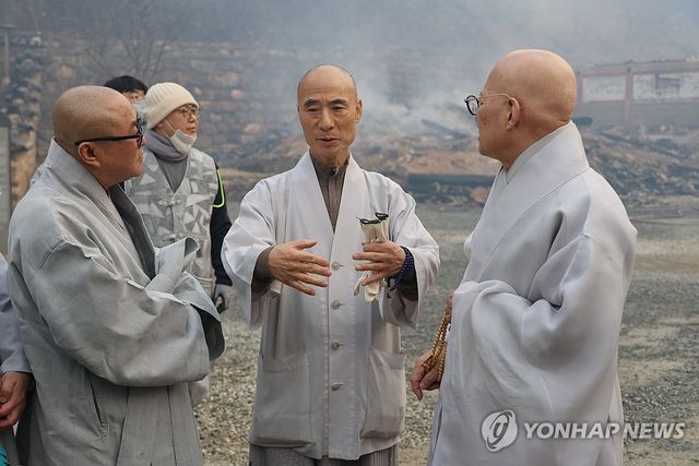 화재 상황 설명하는 고운사 주지