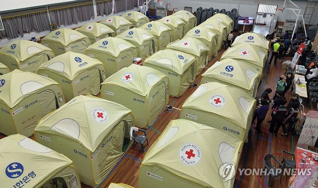 학교에 마련된 산청 산불 이재민 대피소