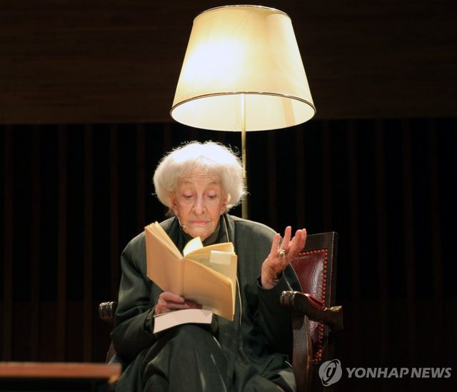 책을 읽는 노년 여성(기사와 관계없음)