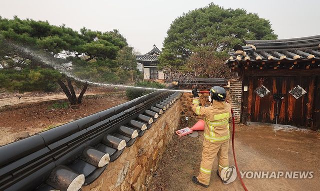 '산불 접근 방지' 하회마을에 물 뿌리는 소방대원
