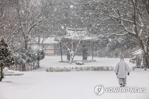 지난 2월 눈내리던 고운사 일주문 풍경[사진/백승렬 기자]