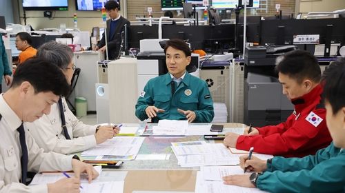 산불 1단계 수준 대응 지시하는 김진태 강원도지사 