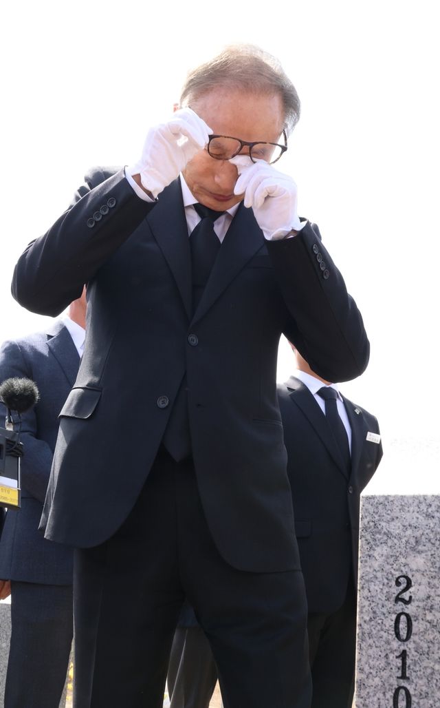 국립대전현충원 찾은 이명박 전 대통령