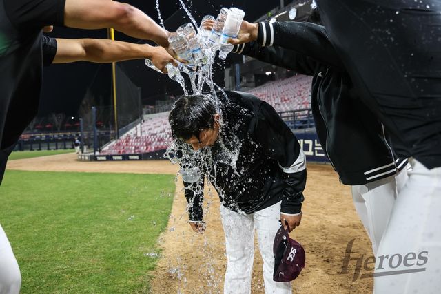 데뷔 첫 승리에 동료들로부터 축하받는 키움 정현우