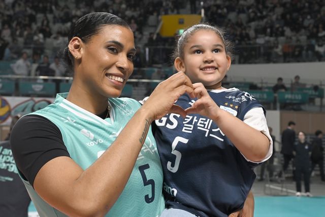 GS칼텍스의 외국인 선수 실바(왼쪽)와 딸 시아나