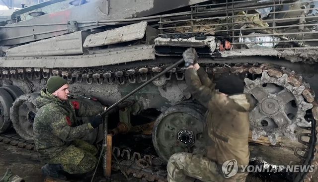 러시아 벨고로드 지역에서 전차를 수리 중인 러시아군