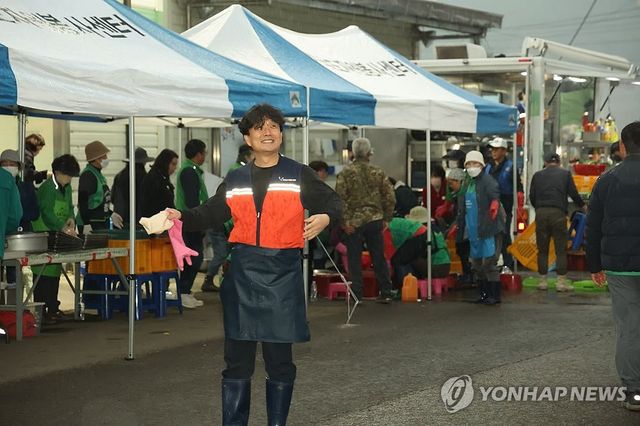 단비에 미소 짓는 산청 산불 자원봉사자