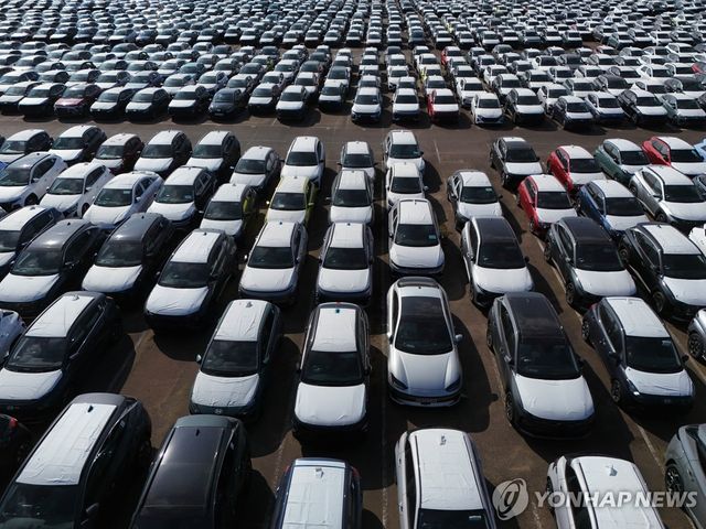 영국 틸버리항에서 대기 중인 신차들