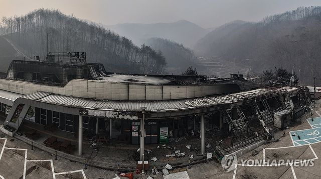 산불에 서산영덕고속도로 청송휴게소 전소