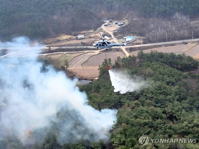 산불 진화하는 해병대 상륙기동 헬기