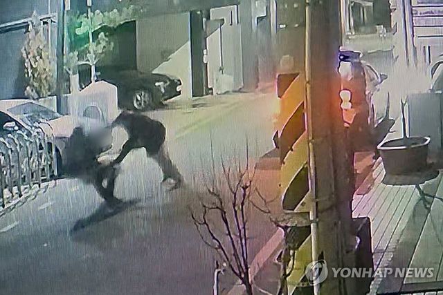 흉기 난동범에 경찰관 피습