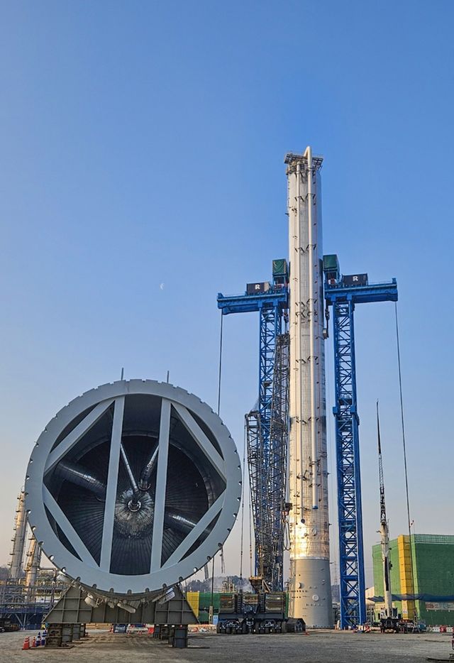 설치 완료된 프로필렌 분리타워