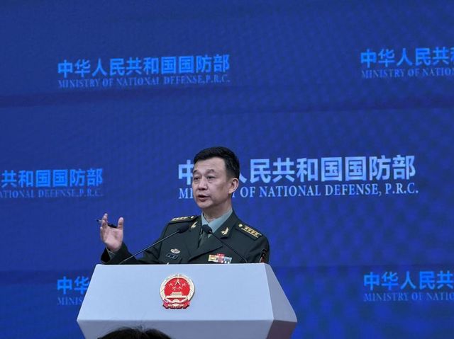 브리핑 중인 우첸 중국 국방부 대변인