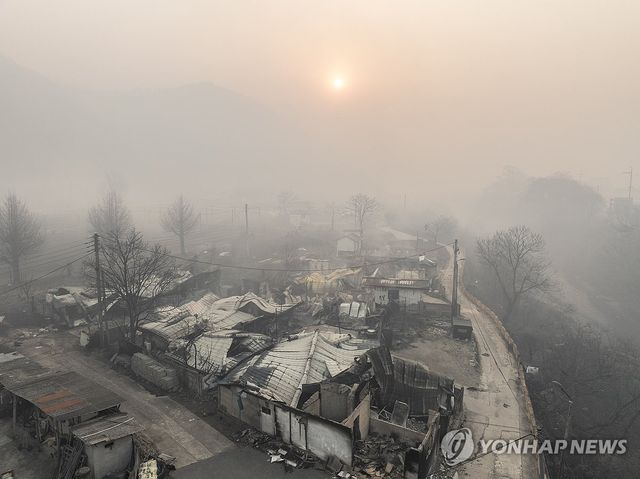 산불 폐허 위로 떠오르는 태양
