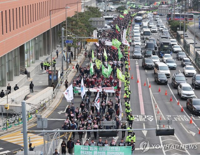 광화문 향해 행진하는 민주노총