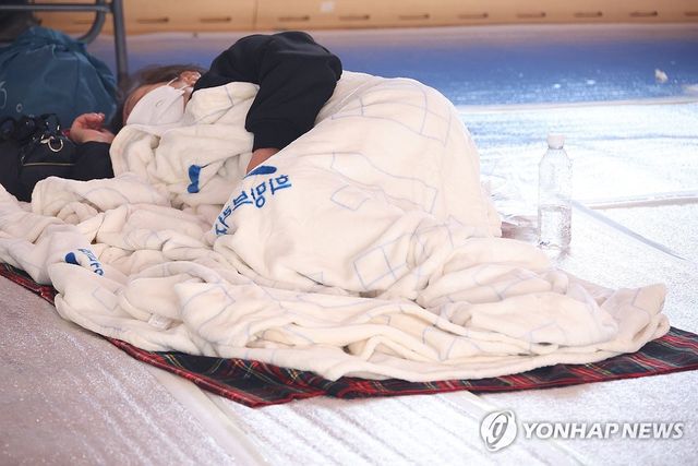 차가운 대피소 생활