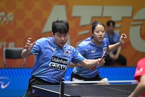 혼합복식에서 호흡을 맞춘 신유빈(오른쪽)과 임종훈