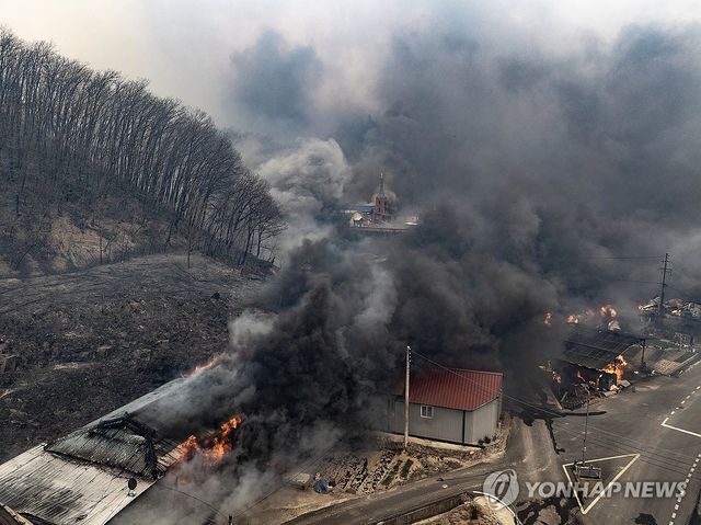 강풍에 날아온 불씨에 불타는 마을