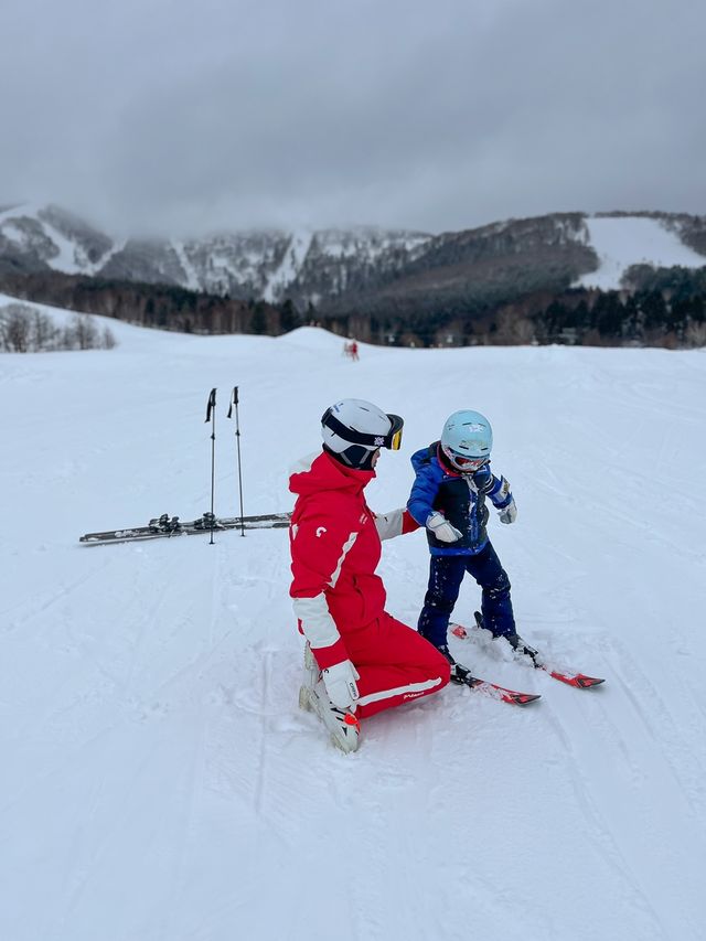 스키 슬로프에서 어린이를 구조하는 한국인 스키 디렉터 오재선 씨[용인대학교 이재형 교수 제공]