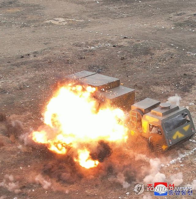 한국군 L-SAM 발사차량과 유사한 차체를 북한 무인기가 공격하는 모습.