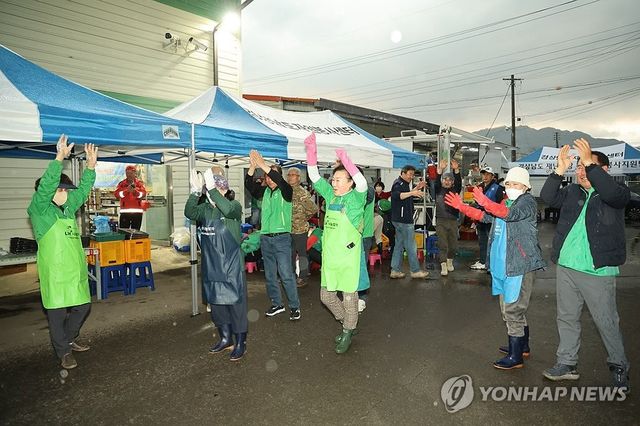 "반갑다 단비야" 환호하는 자원봉사자들