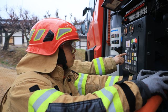 소방차량 작동하는 소방관