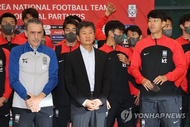 나란히 선 벤투-정몽규-손흥민