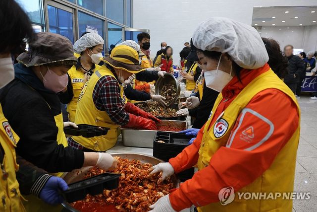 이재민 먹을 밥 담는 봉사자