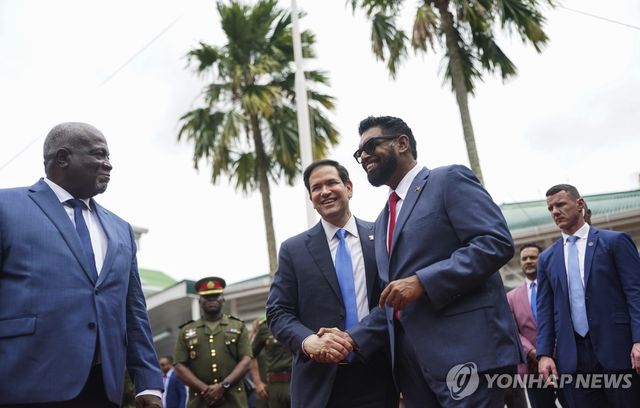 27일(현지시간) 가이아나 대통령(오른쪽)과 악수하는 루비오 미 국무장관